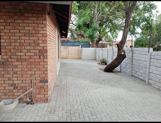3 BEDROOM FREEHOLD FOR SALE IN OOS EINDE